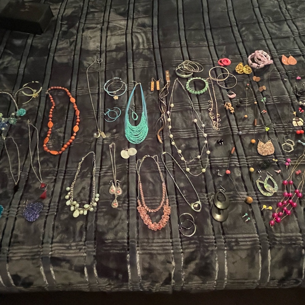 Women’s jewelry 
17 necklaces 
20 braclets 
18 bead stud
 22 earring